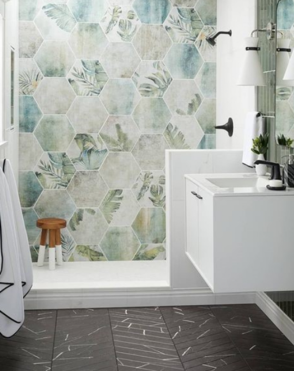 Dinding kamar mandi dengan aksen ubin keramik berbentuk bunga